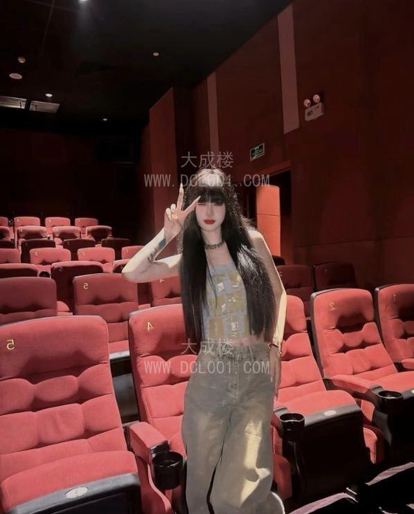 高挑纹身女菜菜