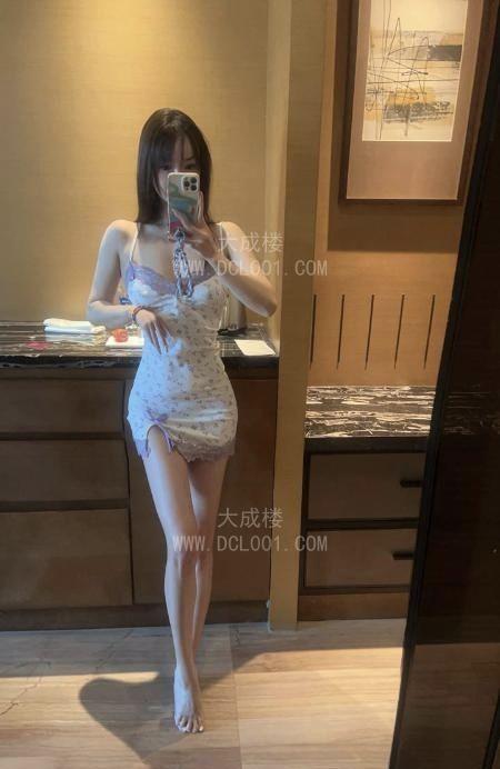 身材苗条气质姐姐