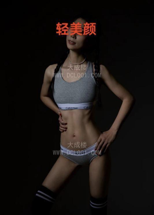 热爱健身的马甲线美女