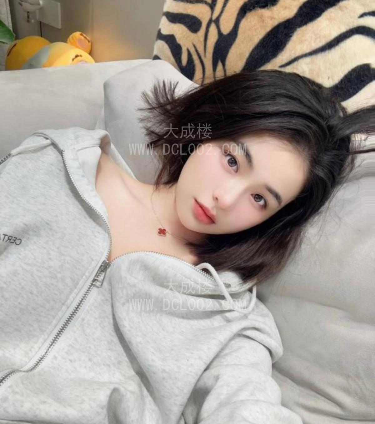 白云身材纤细短发御姐老师